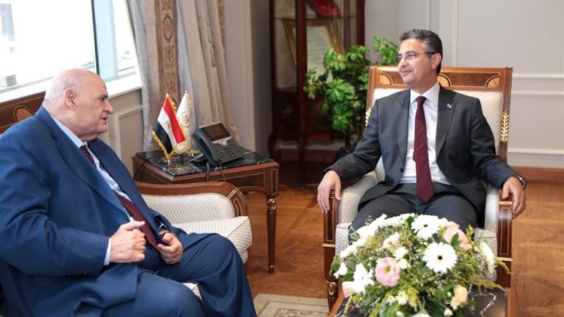 وزير التموين مع شعبة المخابز