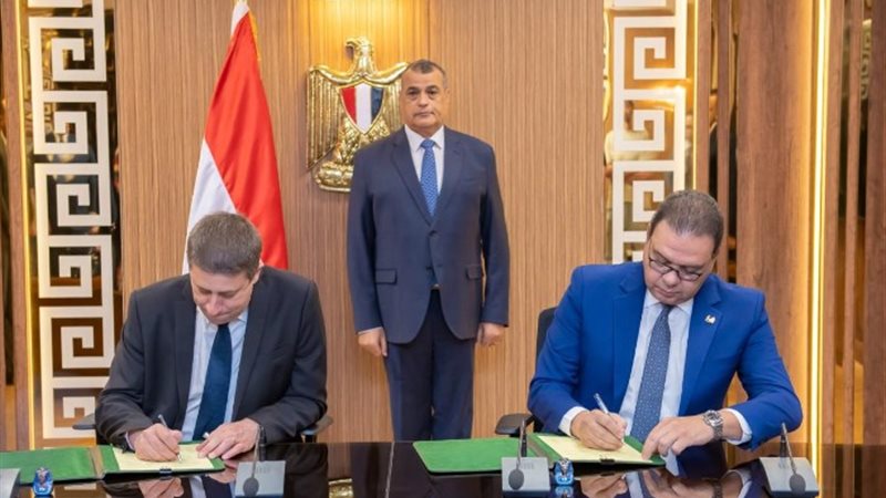جانب من توقيع الإتفاقية