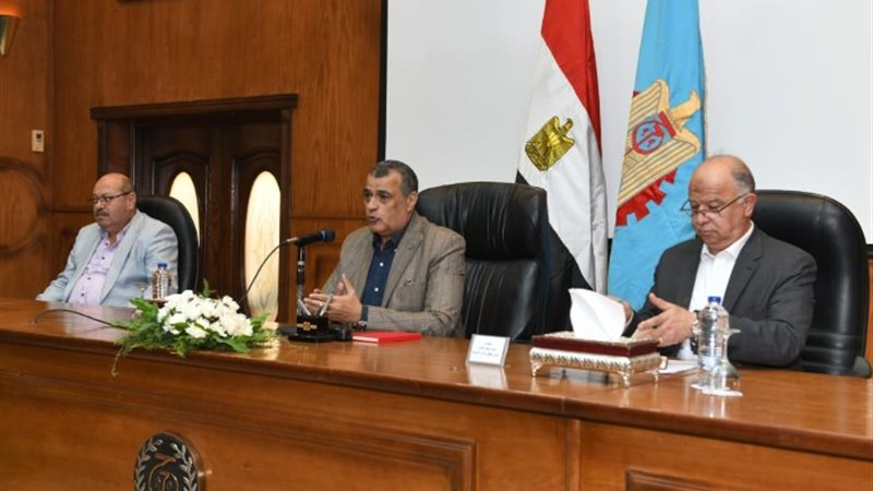وزير الإنتاج الحربي فى مصنع 99 الحربي