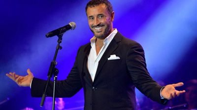 بصحبة أبنائه، كاظم الساهر يصل العلمين الجديدة قبل ساعات من حفله