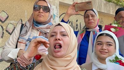 أهالي طلاب الثانوية يستقبلون أبنائهم أمام اللجان بـ«بالزغاريد»