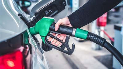 أسعار النفط تعوض خسائرها مع انخفاض المخزونات الأمريكية