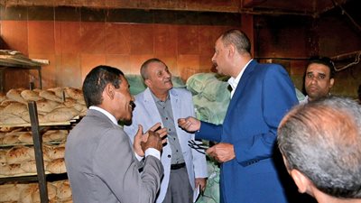 جولة مفاجئة لمحافظ سوهاج على المخابز (صور)