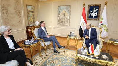 وزير الطيران المدني يلتقي نائب رئيس مجموعة «Thales» الفرنسية العالمية