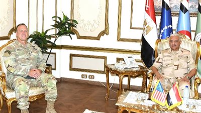 وزير الدفاع والإنتاج الحربى يلتقى قائد القيادة المركزية الأمريكية