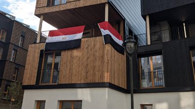 رفع العلم المصري على مبنى مقر البعثة في القرية الأولمبية بباريس