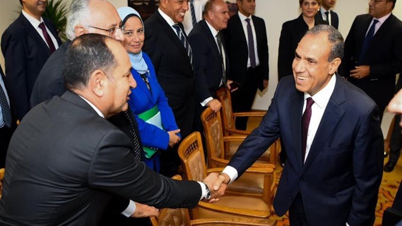 الدكتور بدر عبد العاطي خلال لقائه بعدد من الكادر الإداري