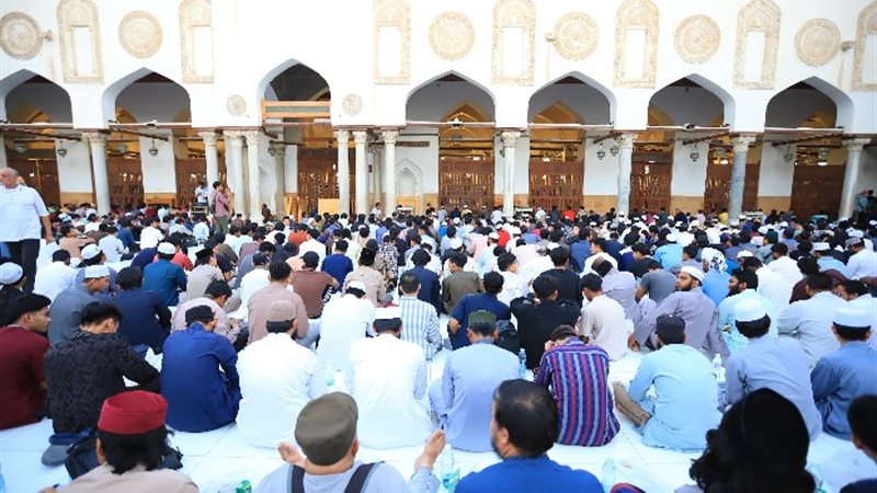 إفطارًا جماعيًا كبيرًا للطلاب الوافدين