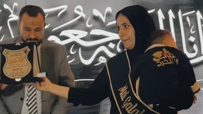 فيديو يبكي القلوب لرضيع يتسلم شهادة والدته المتوفاة، «ارتدى روب التخرج»