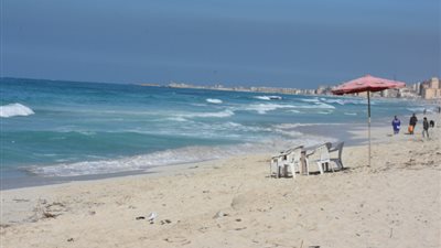 بينهم طفل، إنقاذ 18 شخصًا بشاطئ الهانوفيل في الإسكندرية