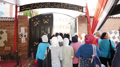 بدء توافد طلاب شعبة الرياضيات على اللجان لأداء آخر امتحان