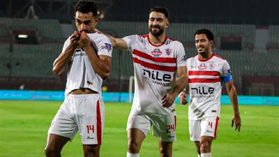 لاعبو الزمالك يخفون شعار «نسر» الأهلي من دكة بدلاء استاد السلام (صور)