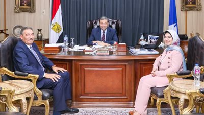 محافظ دمياط يناقش تأهيل شباب المحافظة لسوق العمل