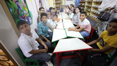 طيور الجنة يزينون جناح الأزهر بمعرض الإسكندرية للكتاب (صور)