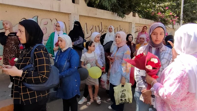 محيط إحدى لجان الثانوية العامة