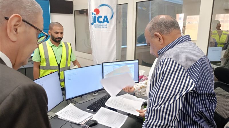وزير الكهرباء خلال جولته