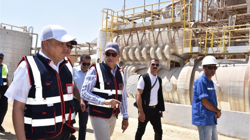 الوزير خلال الزيارة لشركة سمادكو