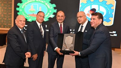 النقابات العمالية تحتفل بوزيري الكهرباء وقطاع الأعمال العام