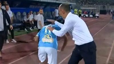 شاهد مصطفي فتحي يرفض مصافحة مدرب بيراميدز بعد خروجه كبديل