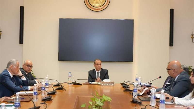 وزير الخارجية وأعضاء قطاع حقوق الإنسان
