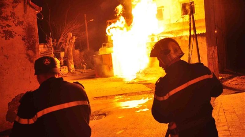 السيطرة على حريق عقار _ أرشيفية