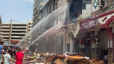 الرعب يسيطر على أكبر أسواق القاهرة، النيران تلتهم مخازن محلات الملابس بالعتبة