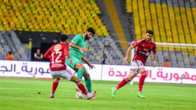 التعادل السلبي يحسم الشوط الأول بين الأهلي والمصري في الدوري (صور)