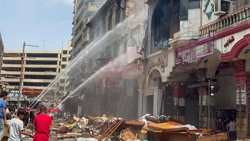 جانب من عملية إخماد حريق العتبة