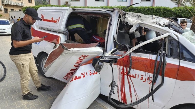 سيارة إسعاف تعرضت للقصف