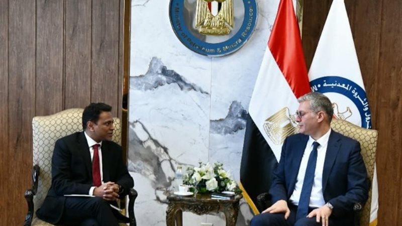 وزير البترول أثناء اللقاء اليوم