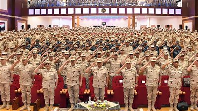 الفريق أول عبد المجيد صقر يلتقى عددًا من رجال القوات المسلحة بالجيش الثالث الميداني وقيادة قوات شرق القناة لمكافحة الإرهاب