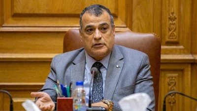رئيس مجلس إدارة «أبو زعبل للصناعات الهندسية» ومدير «المركز الطبي» يجتمعان بالعاملين