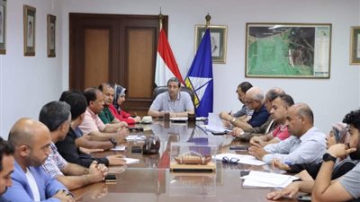 محافظ دمياط يناقش معوقات المشروعات الجارى تنفيذها بكفر سعد