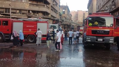 المعمل الجنائي يعاين موقع حريق محل تجاري في الحوامدية