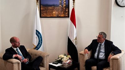 خفض انبعاثات الكربون على طاولة وزير البترول والبنك الأوروبي