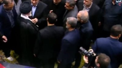 عقب الانتهاء من الجنازة، المرشد الإيراني يقبل رأس نجل إسماعيل هنية (فيديو)