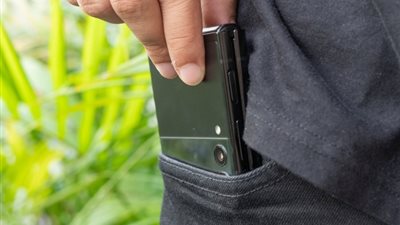علماء روس يبتكرون مولد كهربائي لشحن الهواتف من احتكاك الملابس بطاقة 170 فولت