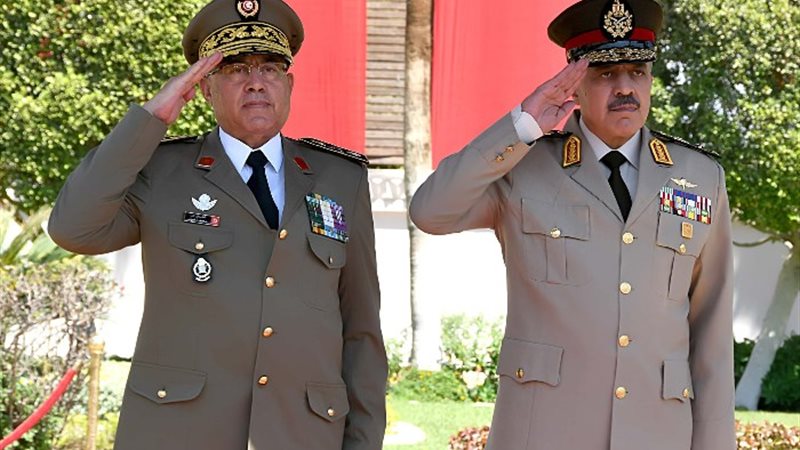 الفريق أحمد خليفة ورئيس أركان جيش البر التونسي التونسي