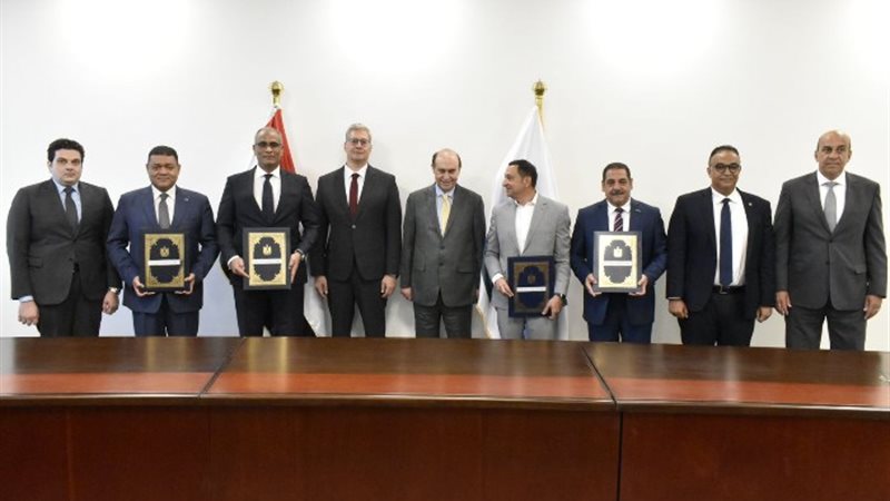 كريم بدوي وزير البترول والثروة المعدنية ومهاب مميش مستشار ر