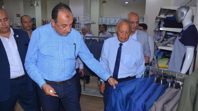وزير قطاع الأعمال في شركة عمر أفندي