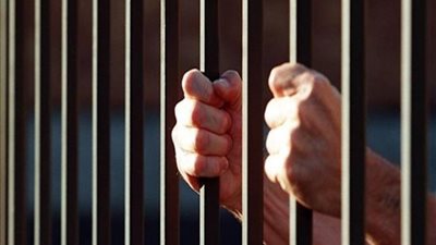حبس 3 أشخاص بتهمة ترويج المخدرات وحيازة السلاح في الجيزة