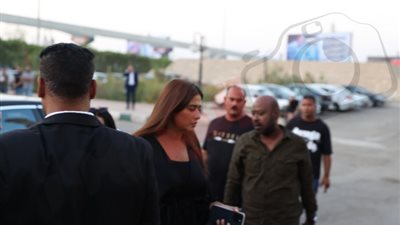 أحمد العوضي يستقبل ياسمين عبد العزيز في عزاء المنتجين الأربعة (صور)