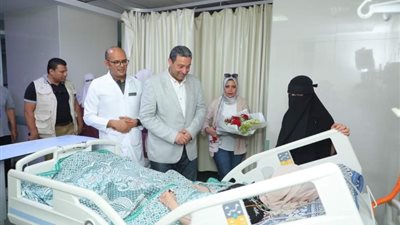 محافظ دمياط يطمئن على الحالة الصحية لمصابة بحادث مروري بكفر سعد