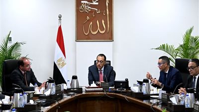 رئيس الوزراء: تشكيل لجنة لمراجعة سيارات المعاقين وغرامات لغير المستحقين