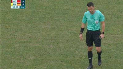 شاهد لحظة سقوط حكم مباراة المغرب وإسبانيا واستبداله في أولمبياد باريس 2024