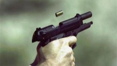شاب يضرب ذراعه بالرصاص بمعاونة شقيقه ويتهم جاره للتنازل عن قضايا ضده