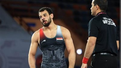 محمود عبدالرحمن يخسر أمام بطل أوزبكستان في المصارعة وينتظر مباراة الترضية