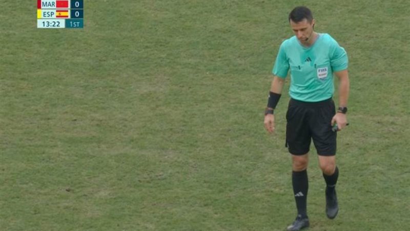 لحظة استبدال حكم مباراة المغرب وإسبانيا