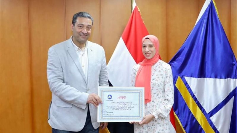 محافظ دمياط يكرم طالبة