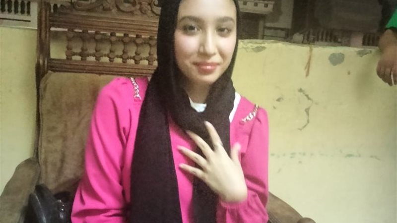 تغريد أحمد ابنة محافظة دمياط الحاصلة على المركز الخامس